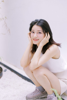 被几个人摁住玩弄隐私作文